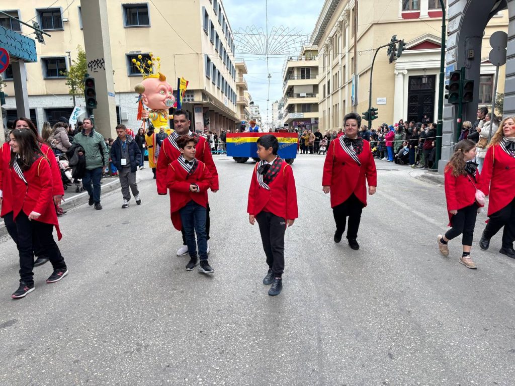 ΔΕΙΤΕ ΕΚΑΤΟΝΤΑΔΕΣ ΦΩΤΟ: Live η παρέλαση των μικρών στο Πατρινό Καρναβάλι