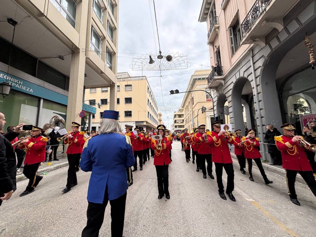 ΔΕΙΤΕ ΕΚΑΤΟΝΤΑΔΕΣ ΦΩΤΟ: Live η παρέλαση των μικρών στο Πατρινό Καρναβάλι