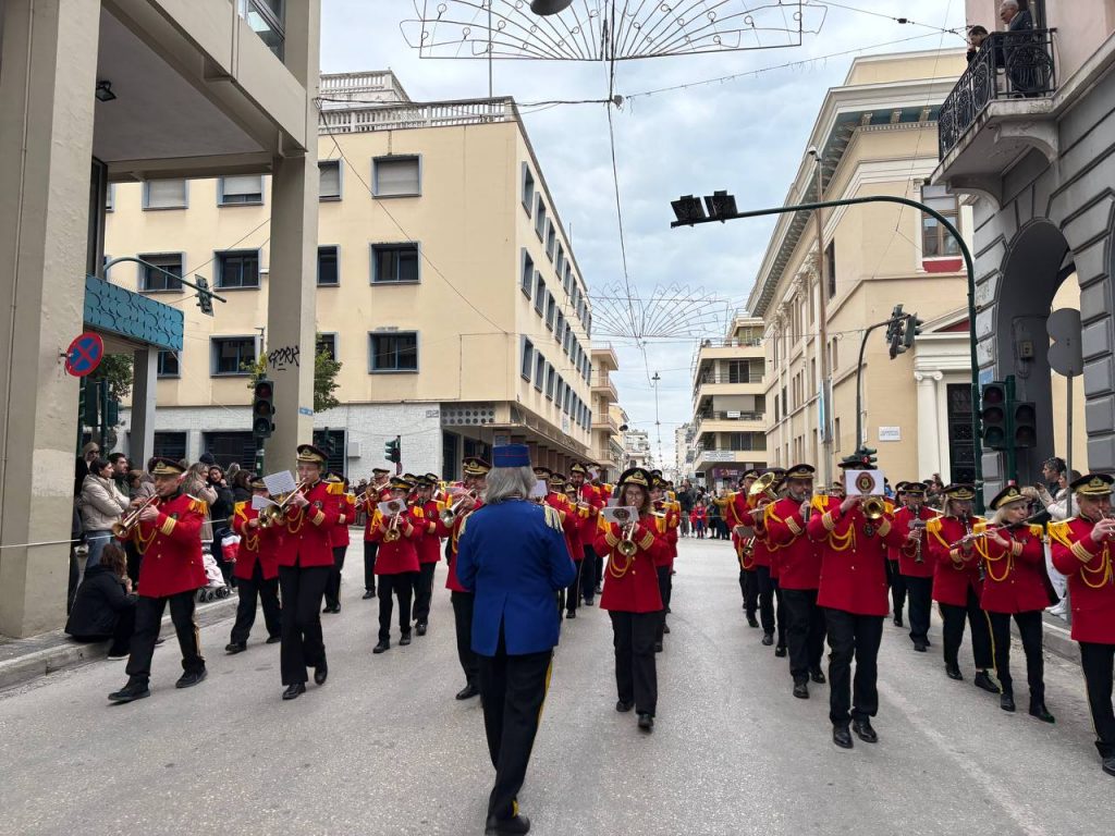 ΔΕΙΤΕ ΕΚΑΤΟΝΤΑΔΕΣ ΦΩΤΟ: Live η παρέλαση των μικρών στο Πατρινό Καρναβάλι