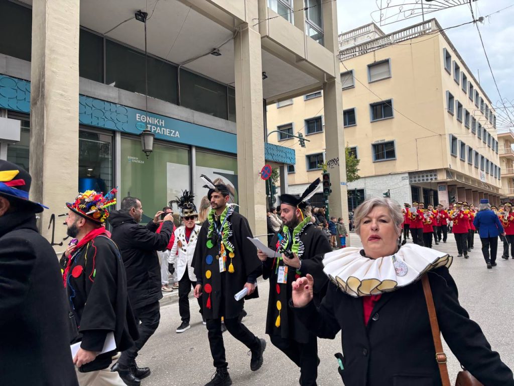 ΔΕΙΤΕ ΕΚΑΤΟΝΤΑΔΕΣ ΦΩΤΟ: Live η παρέλαση των μικρών στο Πατρινό Καρναβάλι