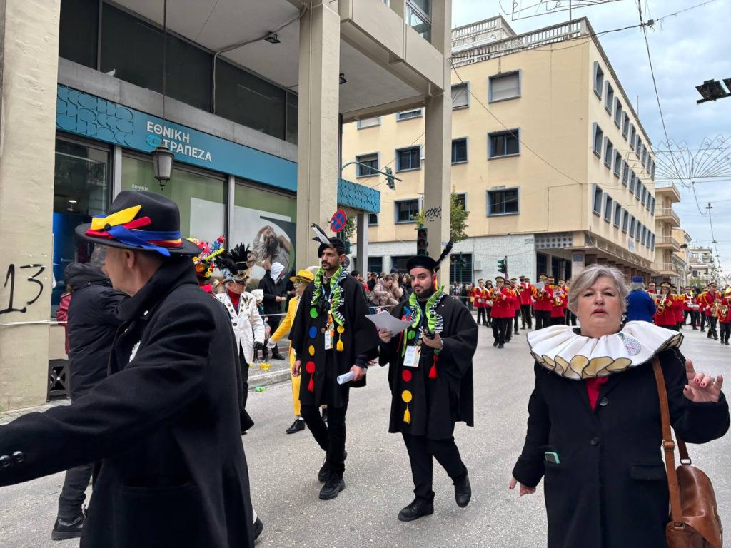 ΔΕΙΤΕ ΕΚΑΤΟΝΤΑΔΕΣ ΦΩΤΟ: Live η παρέλαση των μικρών στο Πατρινό Καρναβάλι