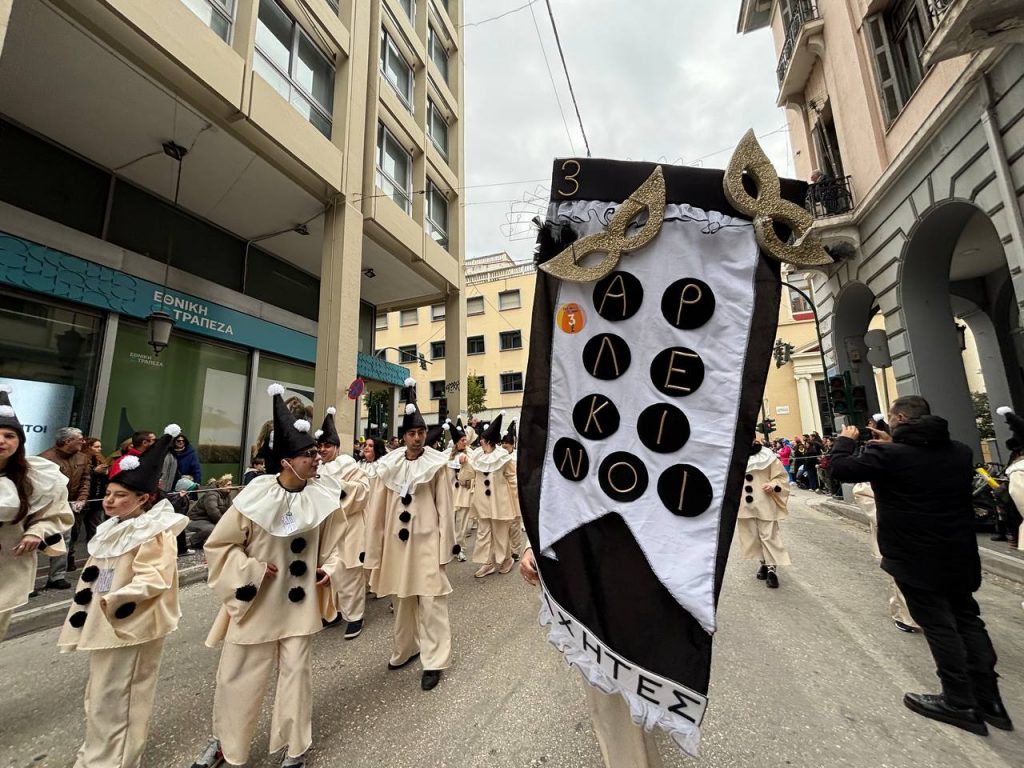 ΔΕΙΤΕ ΕΚΑΤΟΝΤΑΔΕΣ ΦΩΤΟ: Live η παρέλαση των μικρών στο Πατρινό Καρναβάλι