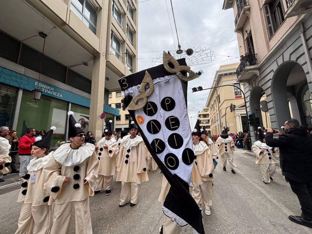 ΔΕΙΤΕ ΕΚΑΤΟΝΤΑΔΕΣ ΦΩΤΟ: Live η παρέλαση των μικρών στο Πατρινό Καρναβάλι