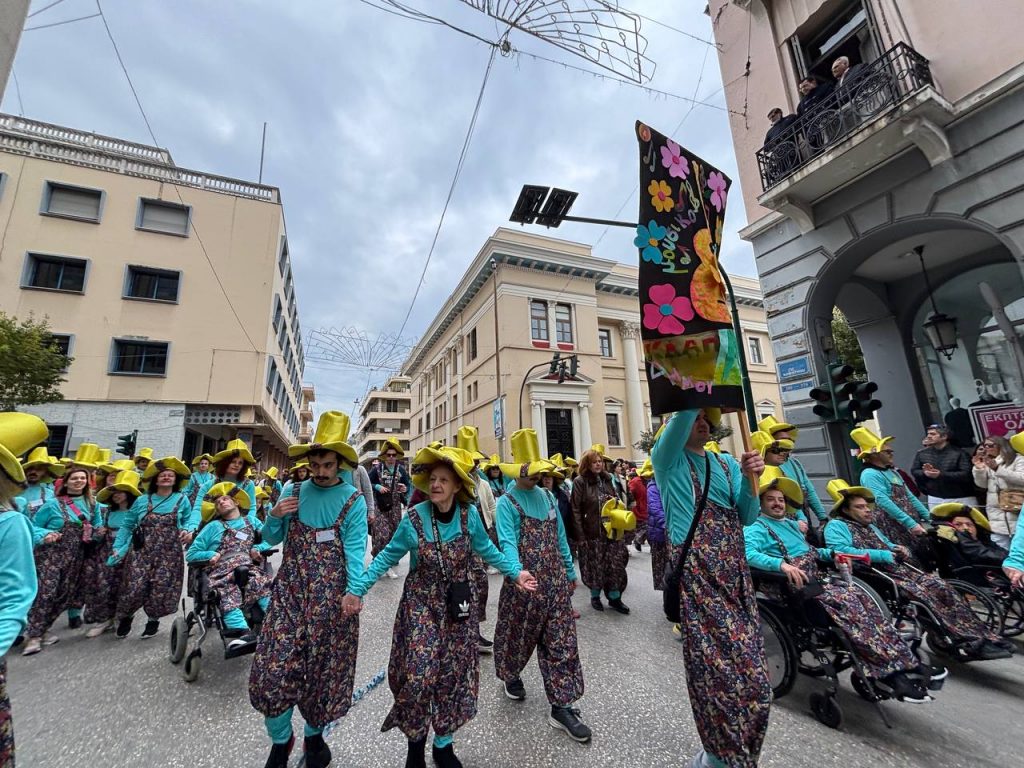 ΔΕΙΤΕ ΕΚΑΤΟΝΤΑΔΕΣ ΦΩΤΟ: Live η παρέλαση των μικρών στο Πατρινό Καρναβάλι