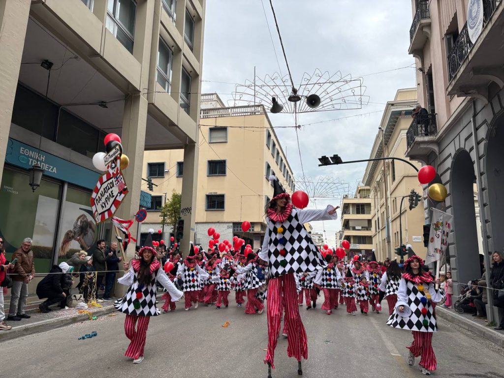 ΔΕΙΤΕ ΕΚΑΤΟΝΤΑΔΕΣ ΦΩΤΟ: Live η παρέλαση των μικρών στο Πατρινό Καρναβάλι