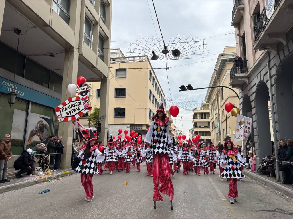 ΔΕΙΤΕ ΕΚΑΤΟΝΤΑΔΕΣ ΦΩΤΟ: Live η παρέλαση των μικρών στο Πατρινό Καρναβάλι