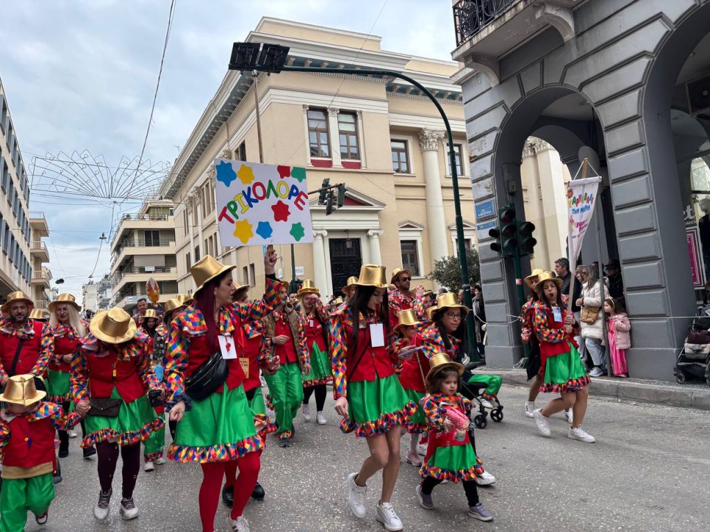 ΔΕΙΤΕ ΕΚΑΤΟΝΤΑΔΕΣ ΦΩΤΟ: Live η παρέλαση των μικρών στο Πατρινό Καρναβάλι