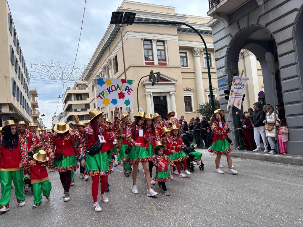 ΔΕΙΤΕ ΕΚΑΤΟΝΤΑΔΕΣ ΦΩΤΟ: Live η παρέλαση των μικρών στο Πατρινό Καρναβάλι