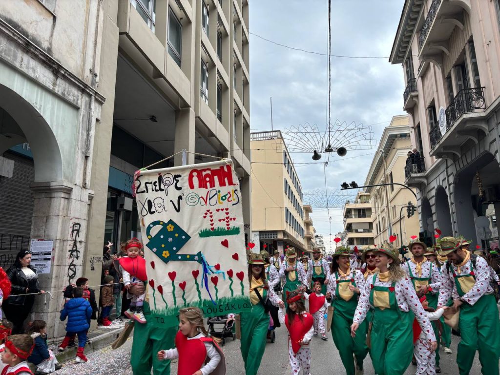 ΔΕΙΤΕ ΕΚΑΤΟΝΤΑΔΕΣ ΦΩΤΟ: Live η παρέλαση των μικρών στο Πατρινό Καρναβάλι