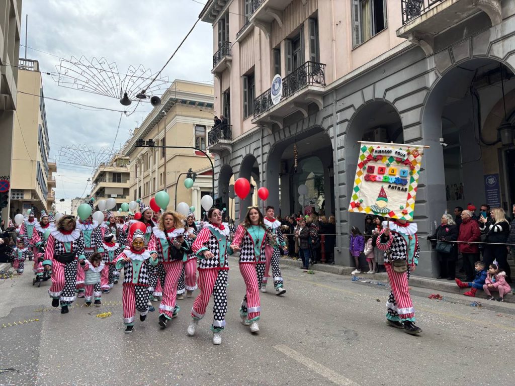 ΔΕΙΤΕ ΕΚΑΤΟΝΤΑΔΕΣ ΦΩΤΟ: Live η παρέλαση των μικρών στο Πατρινό Καρναβάλι