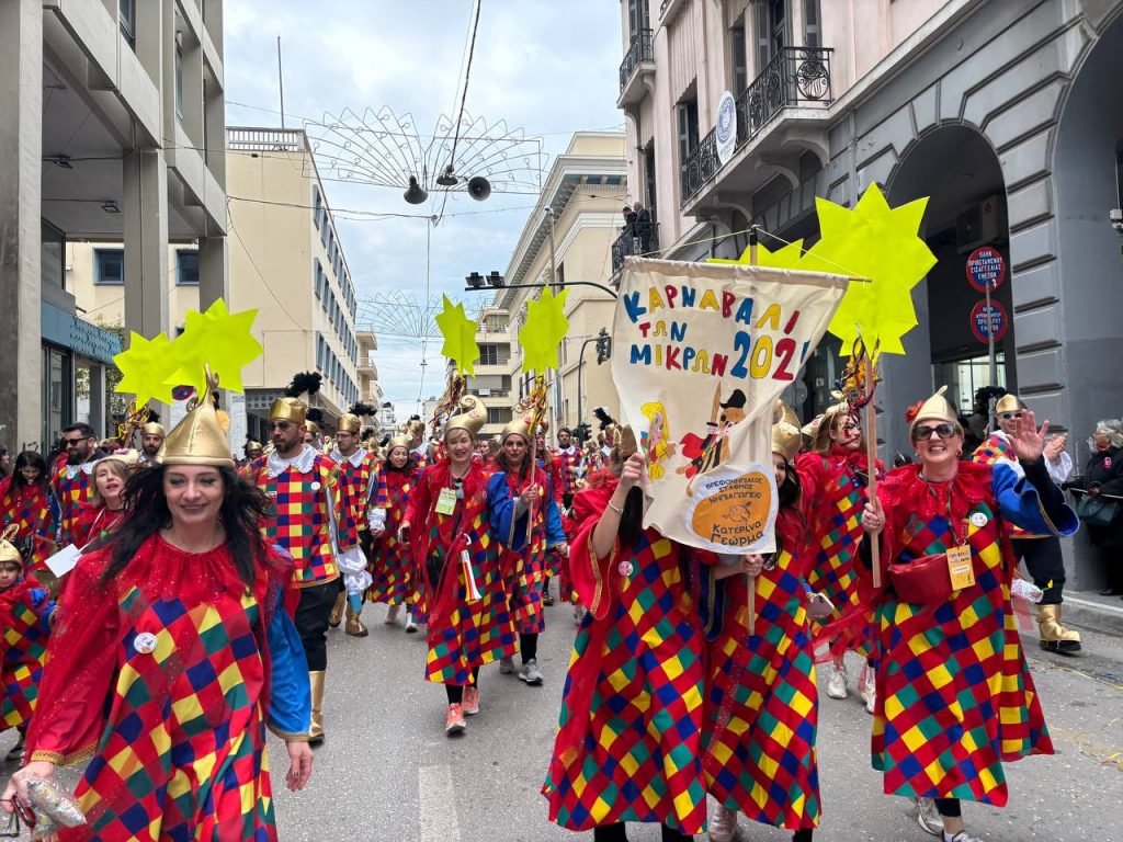 ΔΕΙΤΕ ΕΚΑΤΟΝΤΑΔΕΣ ΦΩΤΟ: Live η παρέλαση των μικρών στο Πατρινό Καρναβάλι