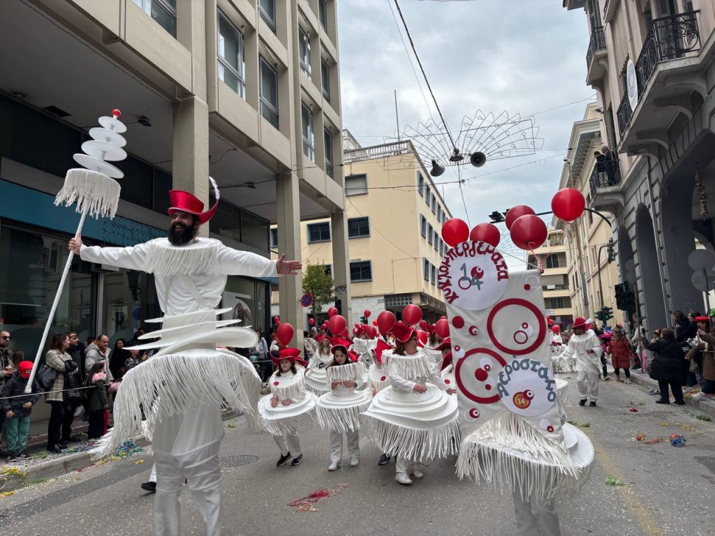 ΔΕΙΤΕ ΕΚΑΤΟΝΤΑΔΕΣ ΦΩΤΟ: Live η παρέλαση των μικρών στο Πατρινό Καρναβάλι