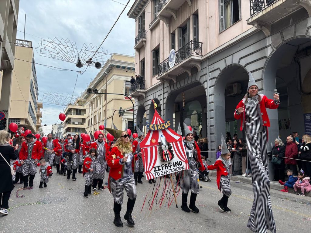 ΔΕΙΤΕ ΕΚΑΤΟΝΤΑΔΕΣ ΦΩΤΟ: Live η παρέλαση των μικρών στο Πατρινό Καρναβάλι