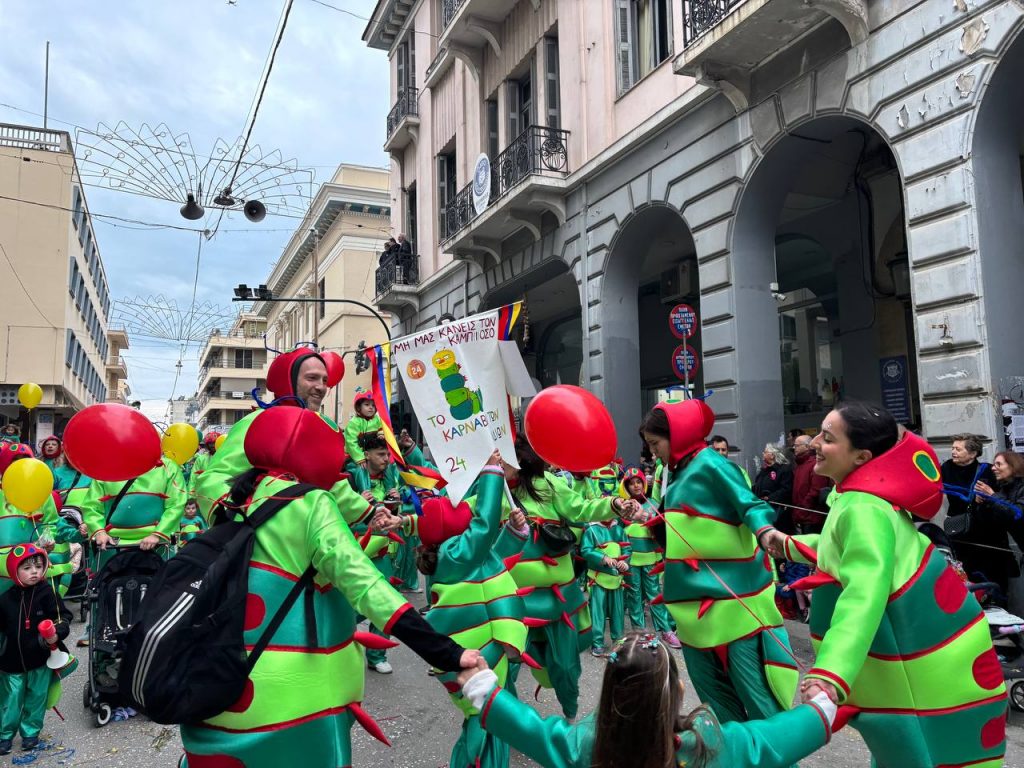 ΔΕΙΤΕ ΕΚΑΤΟΝΤΑΔΕΣ ΦΩΤΟ: Live η παρέλαση των μικρών στο Πατρινό Καρναβάλι