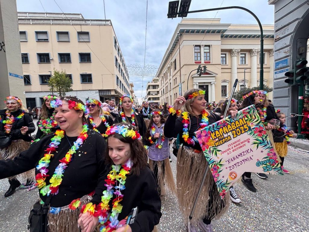 ΔΕΙΤΕ ΕΚΑΤΟΝΤΑΔΕΣ ΦΩΤΟ: Live η παρέλαση των μικρών στο Πατρινό Καρναβάλι