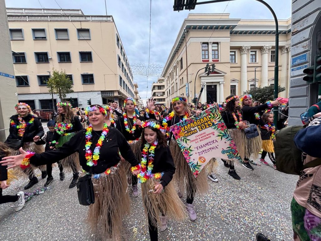 ΔΕΙΤΕ ΕΚΑΤΟΝΤΑΔΕΣ ΦΩΤΟ: Live η παρέλαση των μικρών στο Πατρινό Καρναβάλι