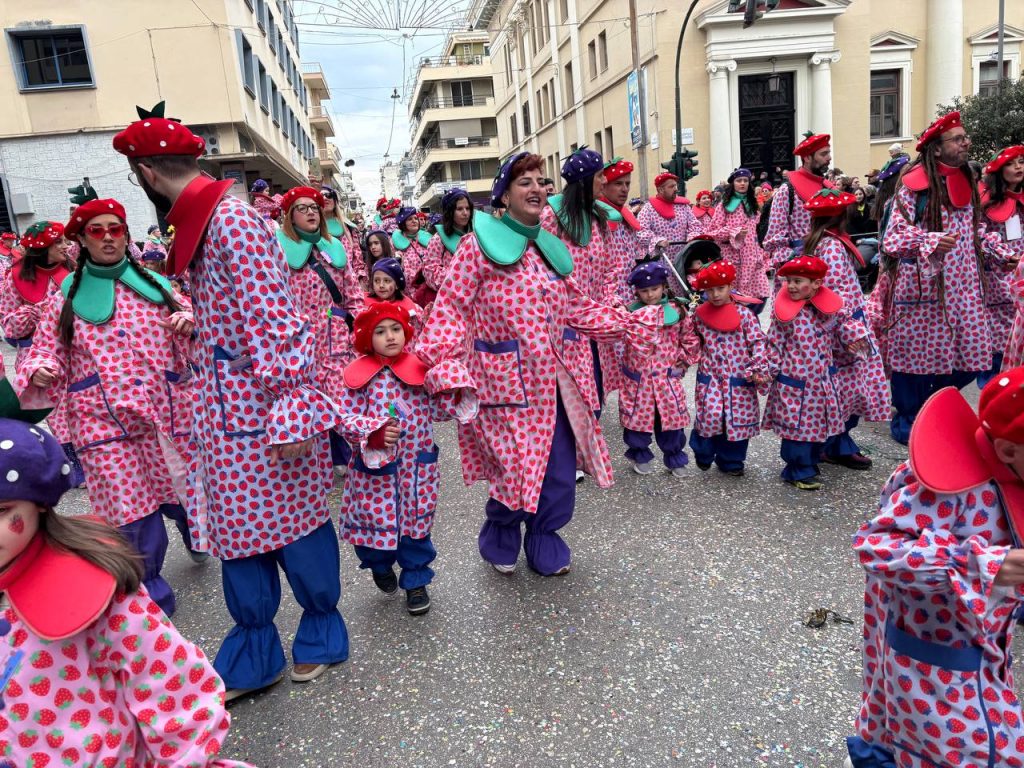 ΔΕΙΤΕ ΕΚΑΤΟΝΤΑΔΕΣ ΦΩΤΟ: Live η παρέλαση των μικρών στο Πατρινό Καρναβάλι