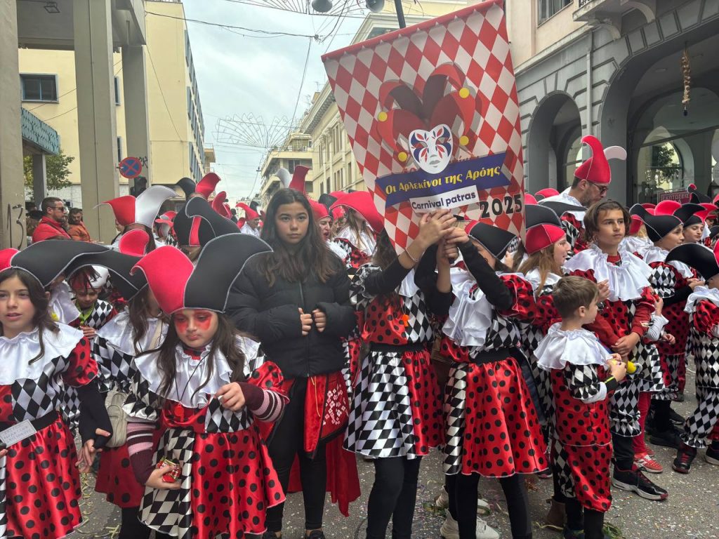 ΔΕΙΤΕ ΕΚΑΤΟΝΤΑΔΕΣ ΦΩΤΟ: Live η παρέλαση των μικρών στο Πατρινό Καρναβάλι