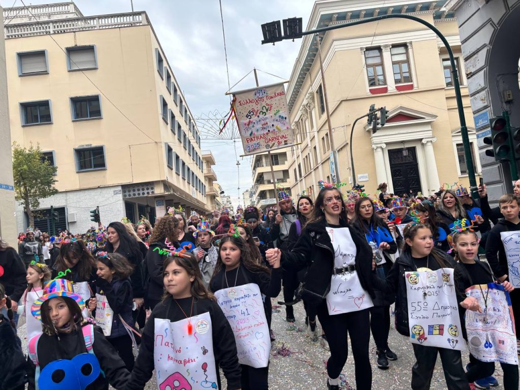 ΔΕΙΤΕ ΕΚΑΤΟΝΤΑΔΕΣ ΦΩΤΟ: Live η παρέλαση των μικρών στο Πατρινό Καρναβάλι