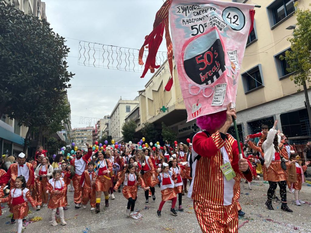 ΔΕΙΤΕ ΕΚΑΤΟΝΤΑΔΕΣ ΦΩΤΟ: Live η παρέλαση των μικρών στο Πατρινό Καρναβάλι