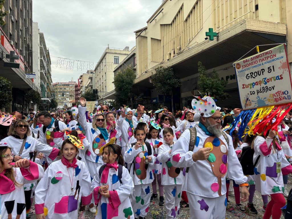 ΔΕΙΤΕ ΕΚΑΤΟΝΤΑΔΕΣ ΦΩΤΟ: Live η παρέλαση των μικρών στο Πατρινό Καρναβάλι