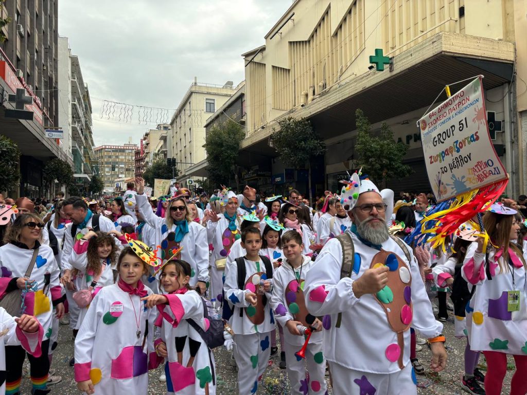 ΔΕΙΤΕ ΕΚΑΤΟΝΤΑΔΕΣ ΦΩΤΟ: Live η παρέλαση των μικρών στο Πατρινό Καρναβάλι