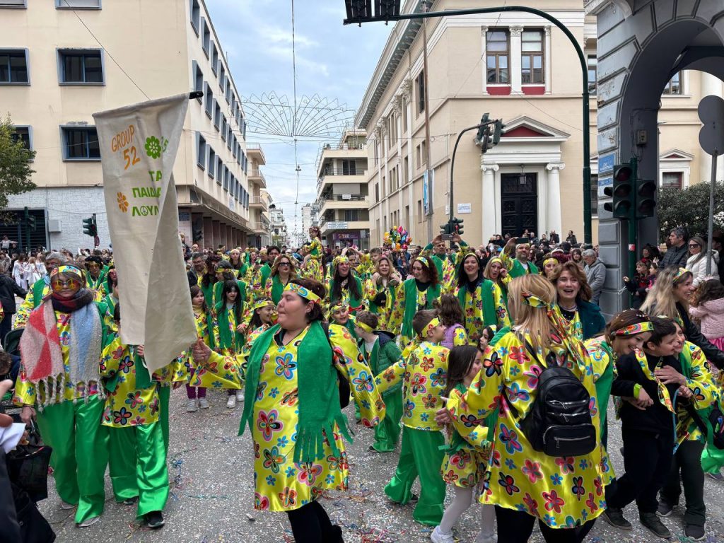 ΔΕΙΤΕ ΕΚΑΤΟΝΤΑΔΕΣ ΦΩΤΟ: Live η παρέλαση των μικρών στο Πατρινό Καρναβάλι