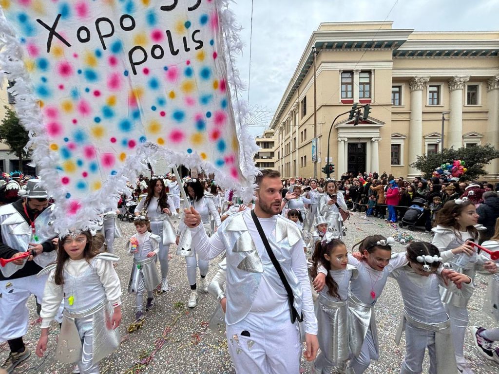 ΔΕΙΤΕ ΕΚΑΤΟΝΤΑΔΕΣ ΦΩΤΟ: Live η παρέλαση των μικρών στο Πατρινό Καρναβάλι