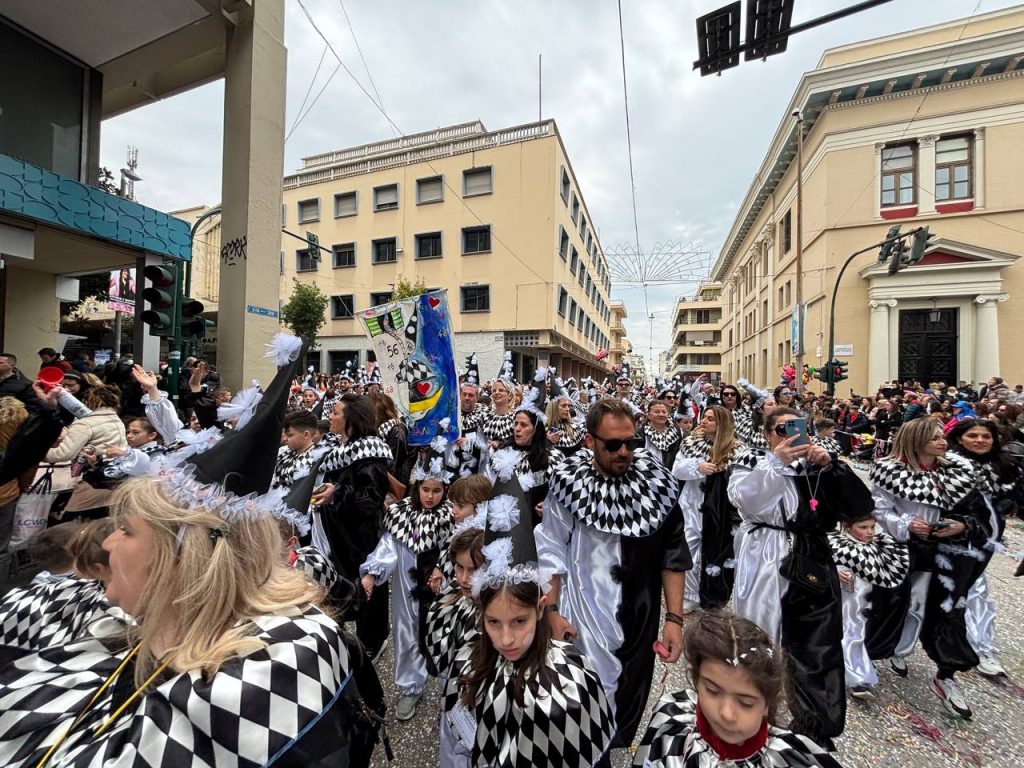 ΔΕΙΤΕ ΕΚΑΤΟΝΤΑΔΕΣ ΦΩΤΟ: Live η παρέλαση των μικρών στο Πατρινό Καρναβάλι