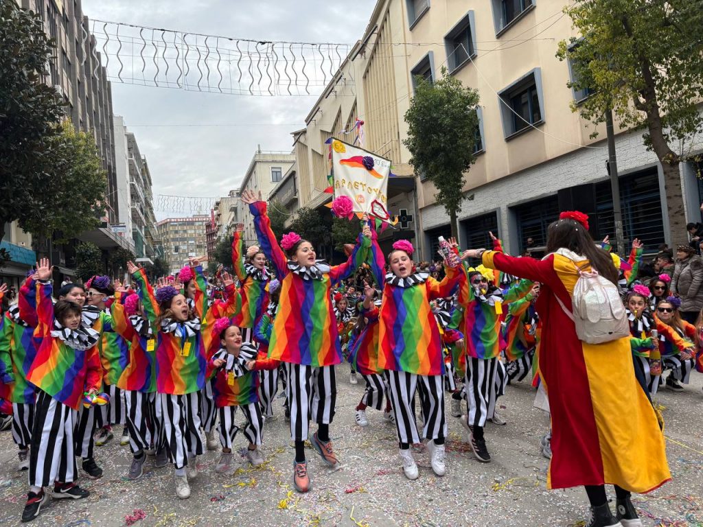 ΔΕΙΤΕ ΕΚΑΤΟΝΤΑΔΕΣ ΦΩΤΟ: Live η παρέλαση των μικρών στο Πατρινό Καρναβάλι