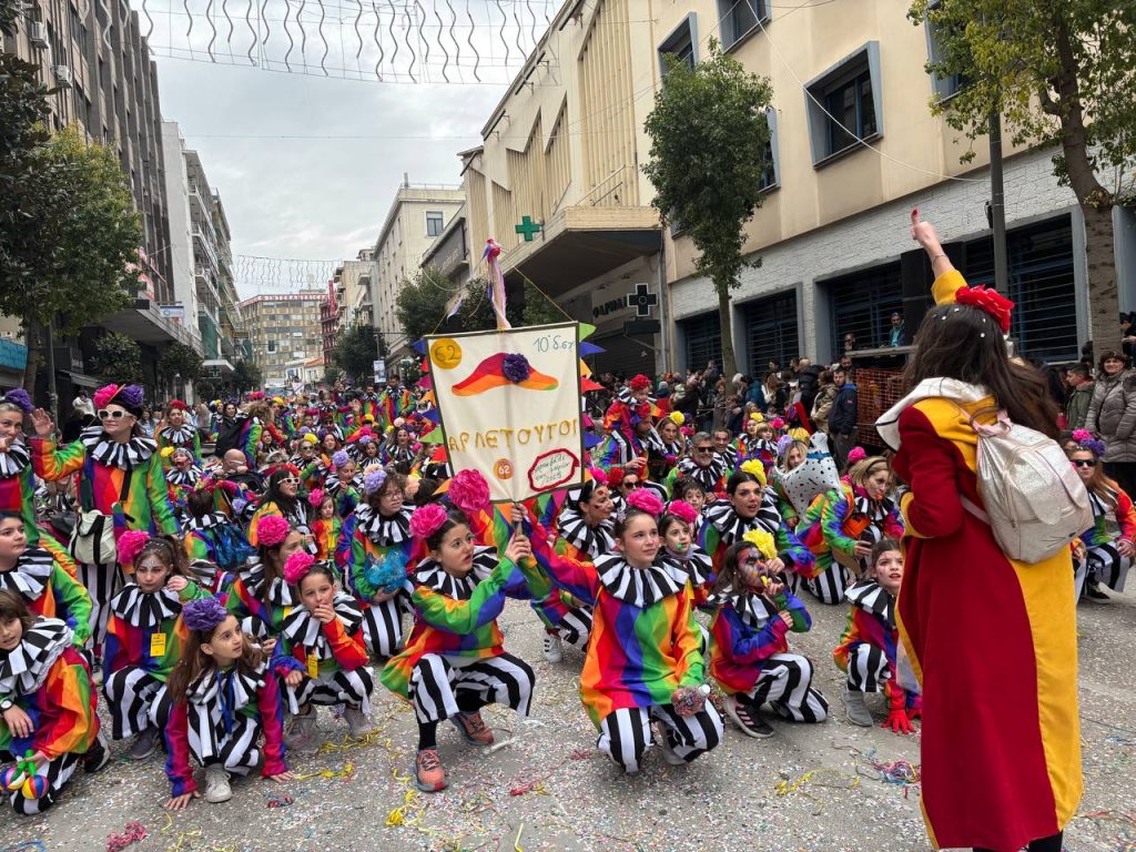 ΔΕΙΤΕ ΕΚΑΤΟΝΤΑΔΕΣ ΦΩΤΟ: Live η παρέλαση των μικρών στο Πατρινό Καρναβάλι