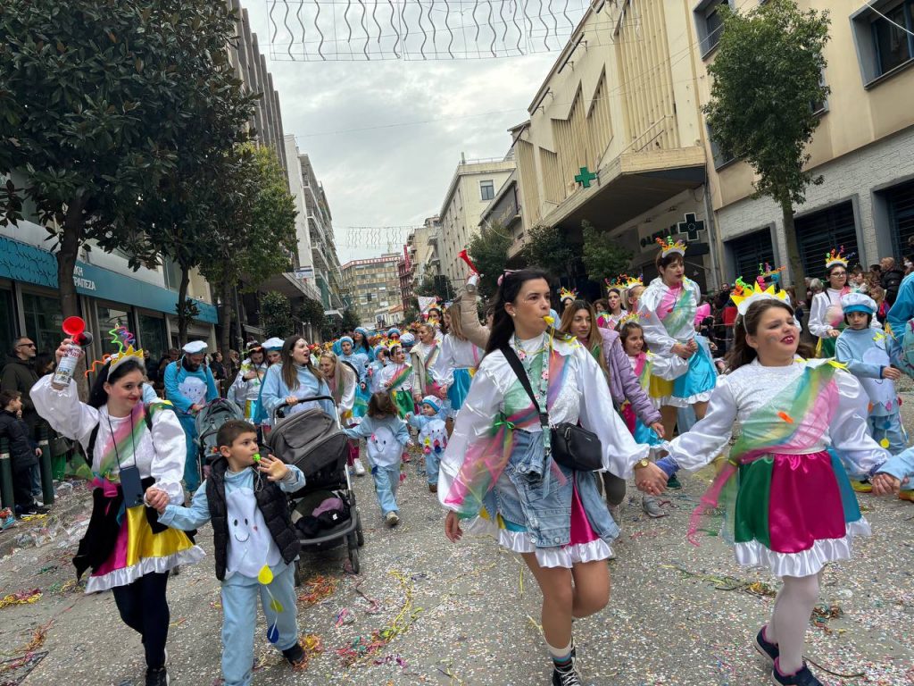 ΔΕΙΤΕ ΕΚΑΤΟΝΤΑΔΕΣ ΦΩΤΟ: Live η παρέλαση των μικρών στο Πατρινό Καρναβάλι