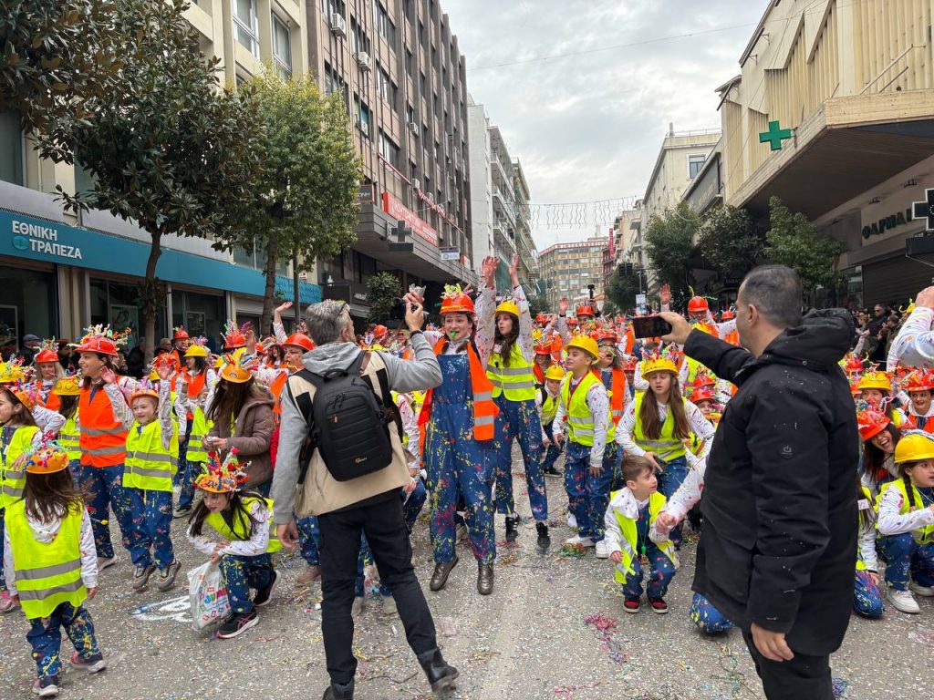 ΔΕΙΤΕ ΕΚΑΤΟΝΤΑΔΕΣ ΦΩΤΟ: Live η παρέλαση των μικρών στο Πατρινό Καρναβάλι