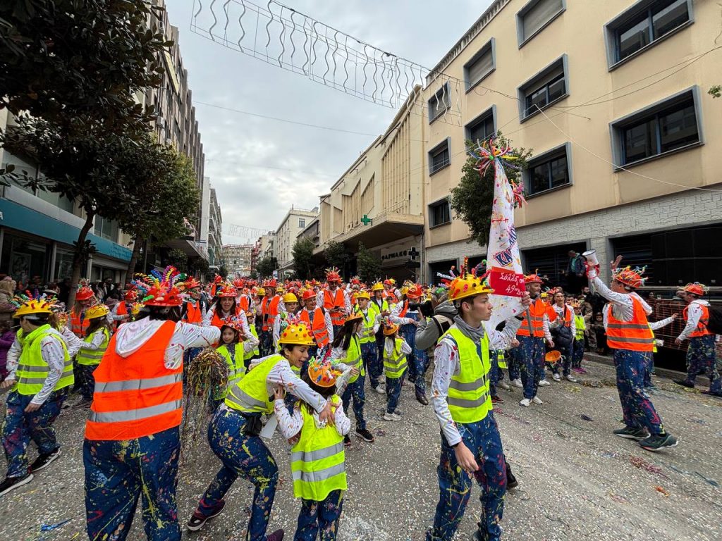 ΔΕΙΤΕ ΕΚΑΤΟΝΤΑΔΕΣ ΦΩΤΟ: Live η παρέλαση των μικρών στο Πατρινό Καρναβάλι