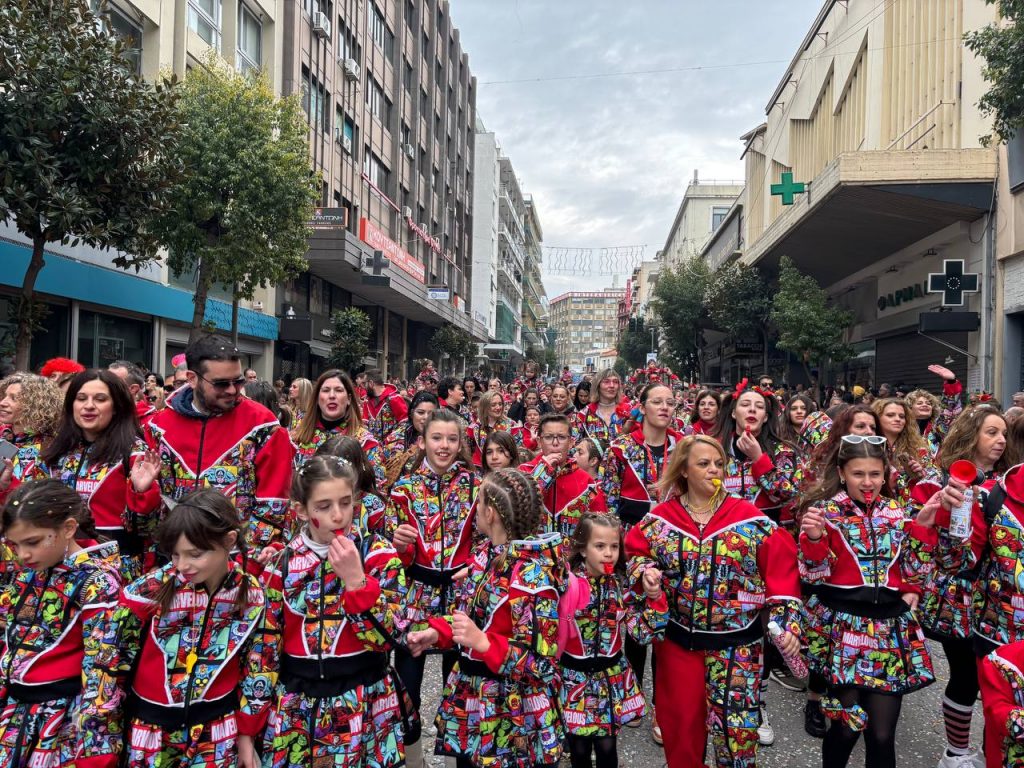 ΔΕΙΤΕ ΕΚΑΤΟΝΤΑΔΕΣ ΦΩΤΟ: Live η παρέλαση των μικρών στο Πατρινό Καρναβάλι