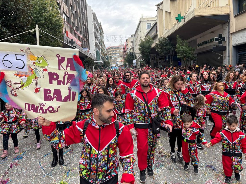 ΔΕΙΤΕ ΕΚΑΤΟΝΤΑΔΕΣ ΦΩΤΟ: Live η παρέλαση των μικρών στο Πατρινό Καρναβάλι