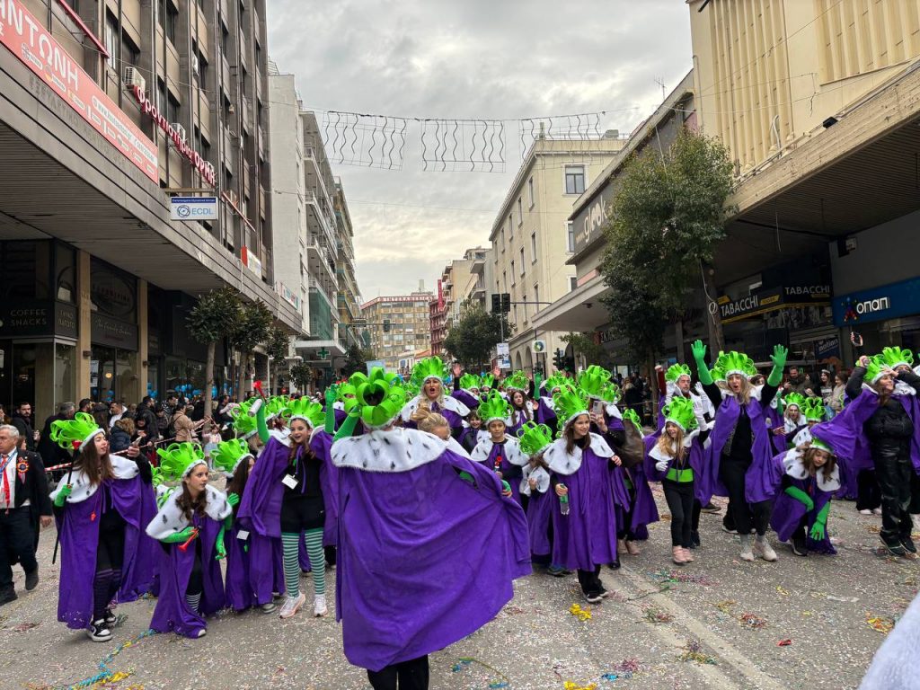 ΔΕΙΤΕ ΕΚΑΤΟΝΤΑΔΕΣ ΦΩΤΟ: Live η παρέλαση των μικρών στο Πατρινό Καρναβάλι