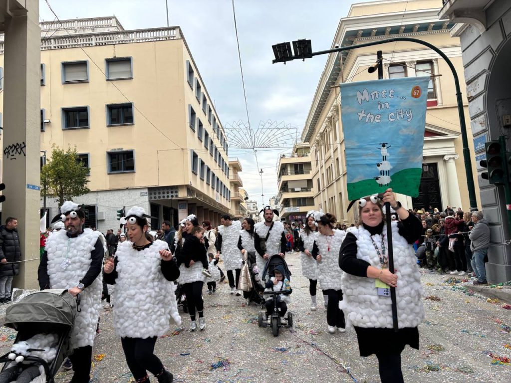 ΔΕΙΤΕ ΕΚΑΤΟΝΤΑΔΕΣ ΦΩΤΟ: Live η παρέλαση των μικρών στο Πατρινό Καρναβάλι