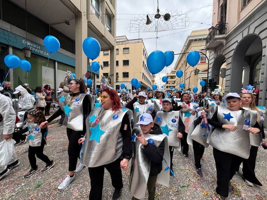 ΔΕΙΤΕ ΕΚΑΤΟΝΤΑΔΕΣ ΦΩΤΟ: Live η παρέλαση των μικρών στο Πατρινό Καρναβάλι