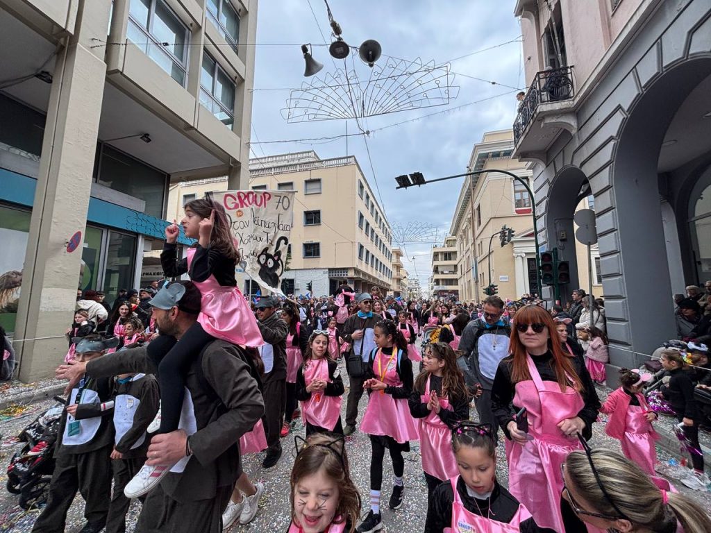 ΔΕΙΤΕ ΕΚΑΤΟΝΤΑΔΕΣ ΦΩΤΟ: Live η παρέλαση των μικρών στο Πατρινό Καρναβάλι