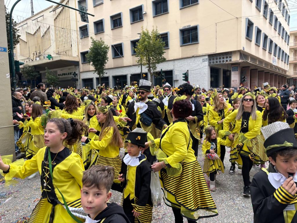 ΔΕΙΤΕ ΕΚΑΤΟΝΤΑΔΕΣ ΦΩΤΟ: Live η παρέλαση των μικρών στο Πατρινό Καρναβάλι