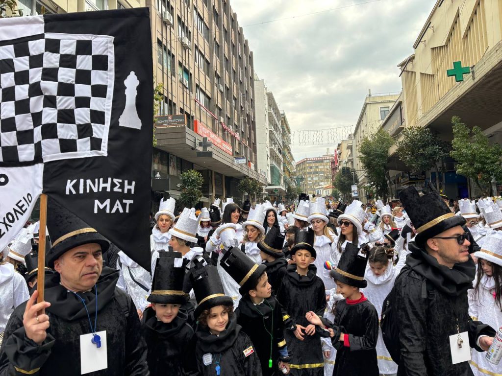 ΔΕΙΤΕ ΕΚΑΤΟΝΤΑΔΕΣ ΦΩΤΟ: Live η παρέλαση των μικρών στο Πατρινό Καρναβάλι