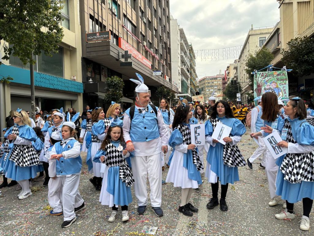 ΔΕΙΤΕ ΕΚΑΤΟΝΤΑΔΕΣ ΦΩΤΟ: Live η παρέλαση των μικρών στο Πατρινό Καρναβάλι