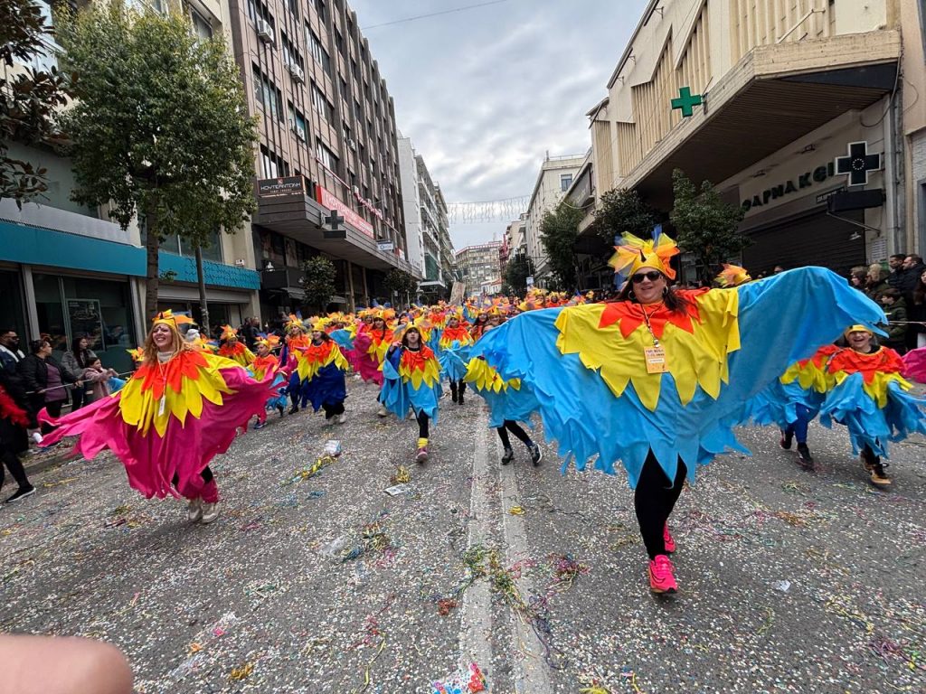 ΔΕΙΤΕ ΕΚΑΤΟΝΤΑΔΕΣ ΦΩΤΟ: Live η παρέλαση των μικρών στο Πατρινό Καρναβάλι