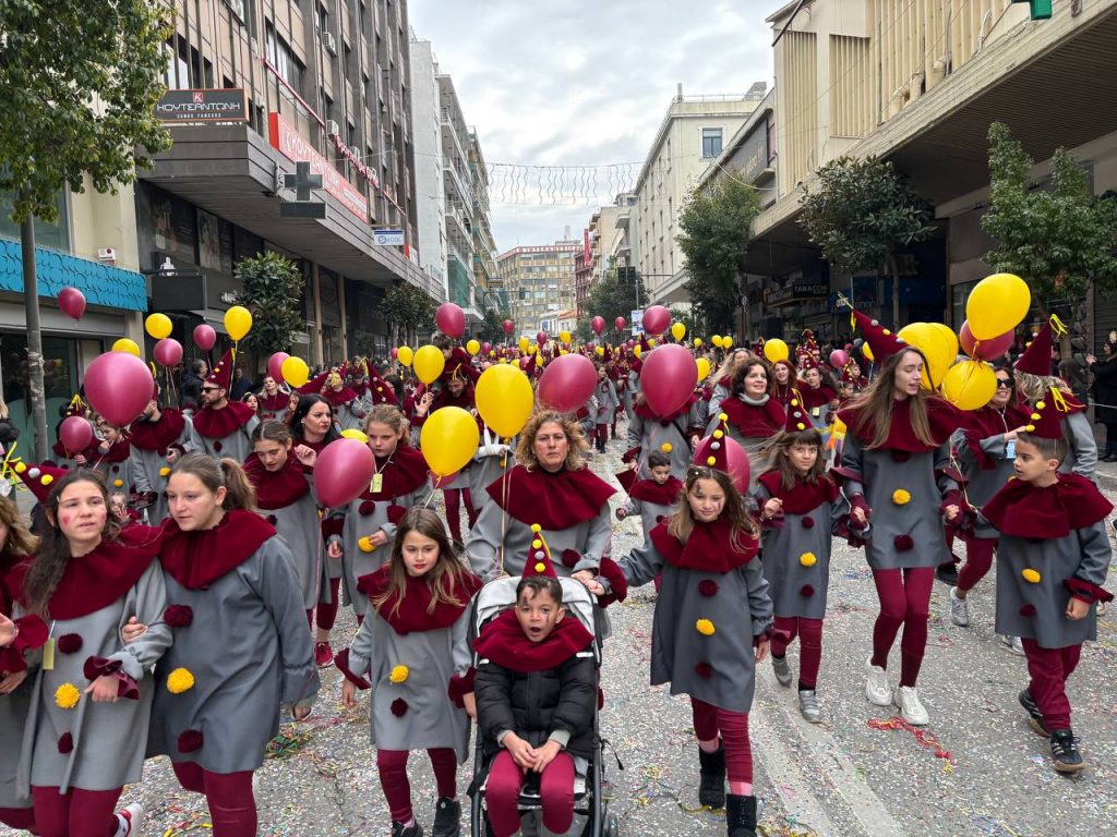 ΔΕΙΤΕ ΕΚΑΤΟΝΤΑΔΕΣ ΦΩΤΟ: Live η παρέλαση των μικρών στο Πατρινό Καρναβάλι