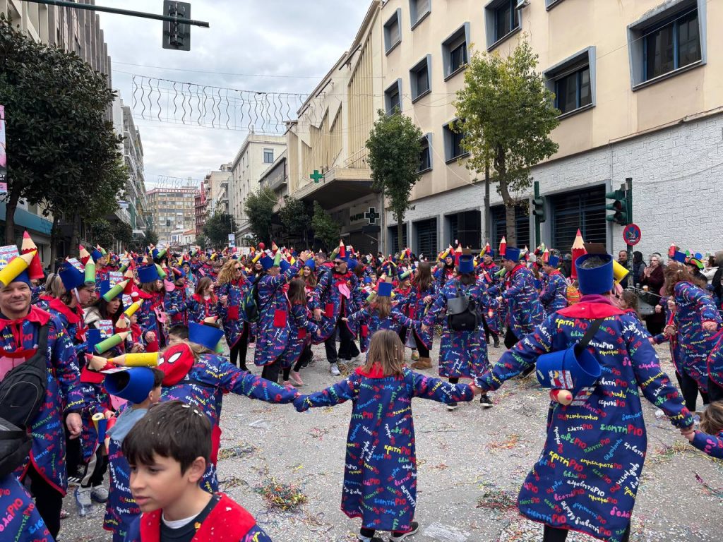 ΔΕΙΤΕ ΕΚΑΤΟΝΤΑΔΕΣ ΦΩΤΟ: Live η παρέλαση των μικρών στο Πατρινό Καρναβάλι