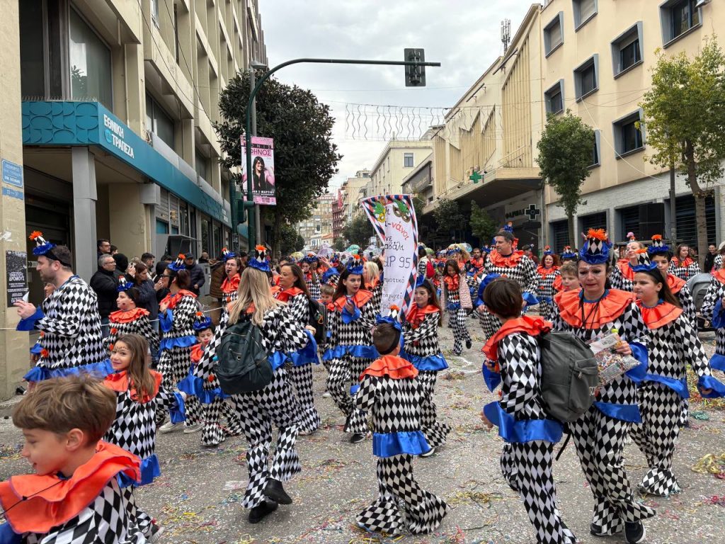 ΔΕΙΤΕ ΕΚΑΤΟΝΤΑΔΕΣ ΦΩΤΟ: Live η παρέλαση των μικρών στο Πατρινό Καρναβάλι