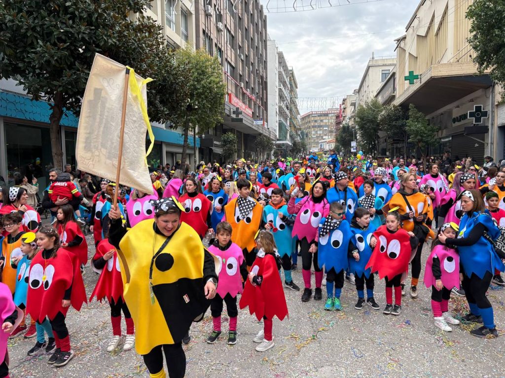 ΔΕΙΤΕ ΕΚΑΤΟΝΤΑΔΕΣ ΦΩΤΟ: Live η παρέλαση των μικρών στο Πατρινό Καρναβάλι