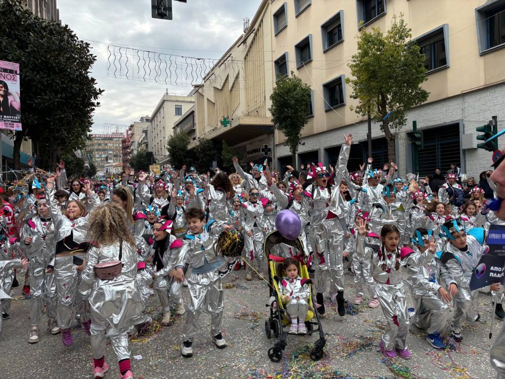 ΔΕΙΤΕ ΕΚΑΤΟΝΤΑΔΕΣ ΦΩΤΟ: Live η παρέλαση των μικρών στο Πατρινό Καρναβάλι