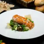 Συνταγή για νόστιμο σολομό με λαχανάκια Βρυξελλών στη λαδόκολλα – Έτοιμη σε 30 λεπτά